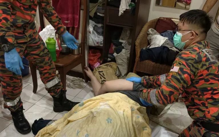 7消拯员协助抬出肥胖男送院治疗