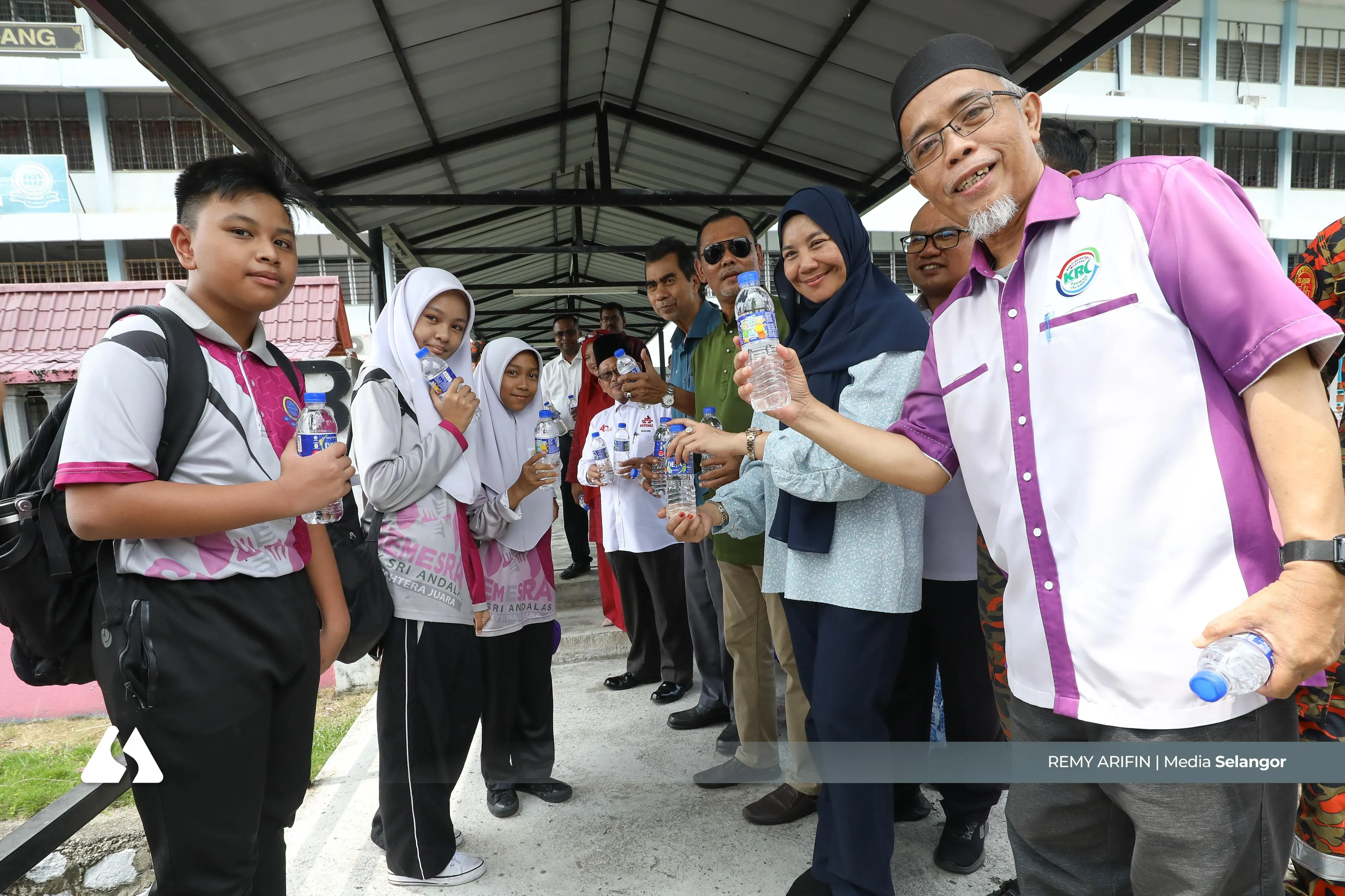 1,111 botol air diedar di SMK Sri Andalas, lindungi pelajar dari risiko strok haba
