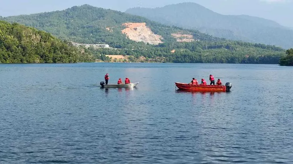 Anggota bomba sukarela dikhuatiri lemas terjatuh ke tasik semasa latihan bot
