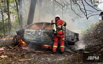轿车失控撞树 男司机被烧死