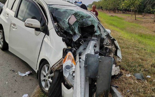 Bapa maut, anak parah MPV terbabas rempuh besi penghadang