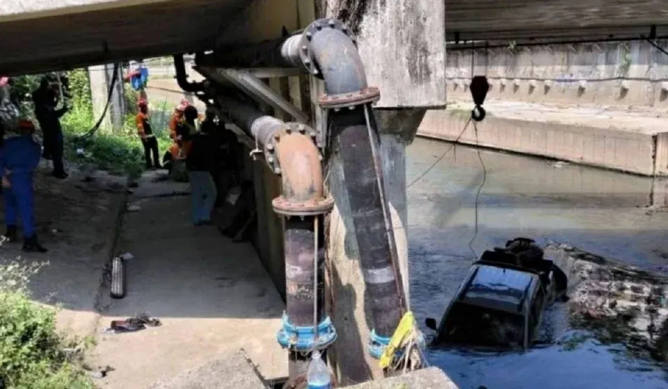 四轮驱动车坠巴生河  司机获民众救起送医