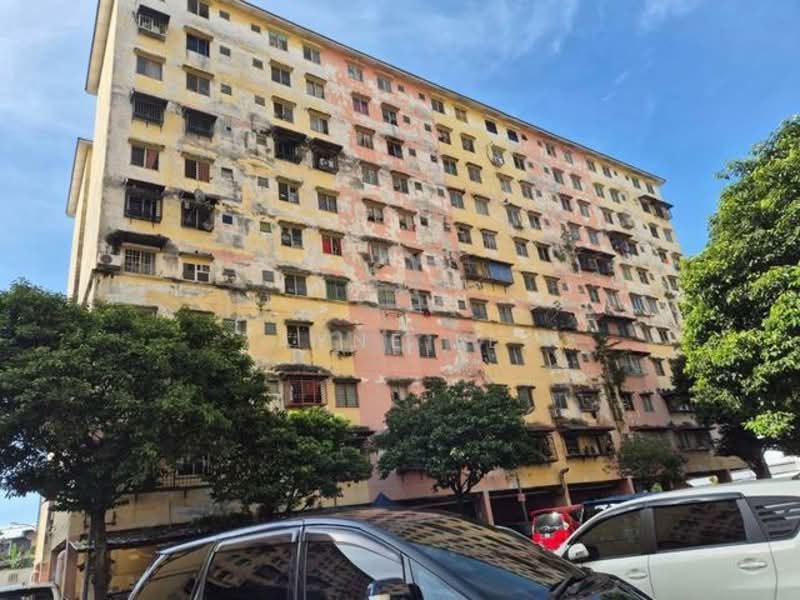 20 ஆண்டுகளுக்குப் பிறகு அவசரமாக சாயம் பூச வேண்டிய நிலையில் அம்பாங்கில்  இரண்டு அடுக்குமாடி வீடுகள்