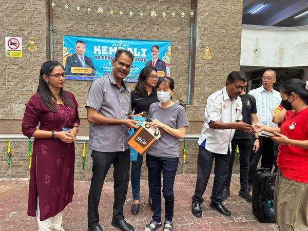 மீண்டும் பள்ளிக்குத் திரும்புவோம் திட்டத்தின் கீழ் 300 மாணவர்கள் நிதியுதவி பெற்றனர்