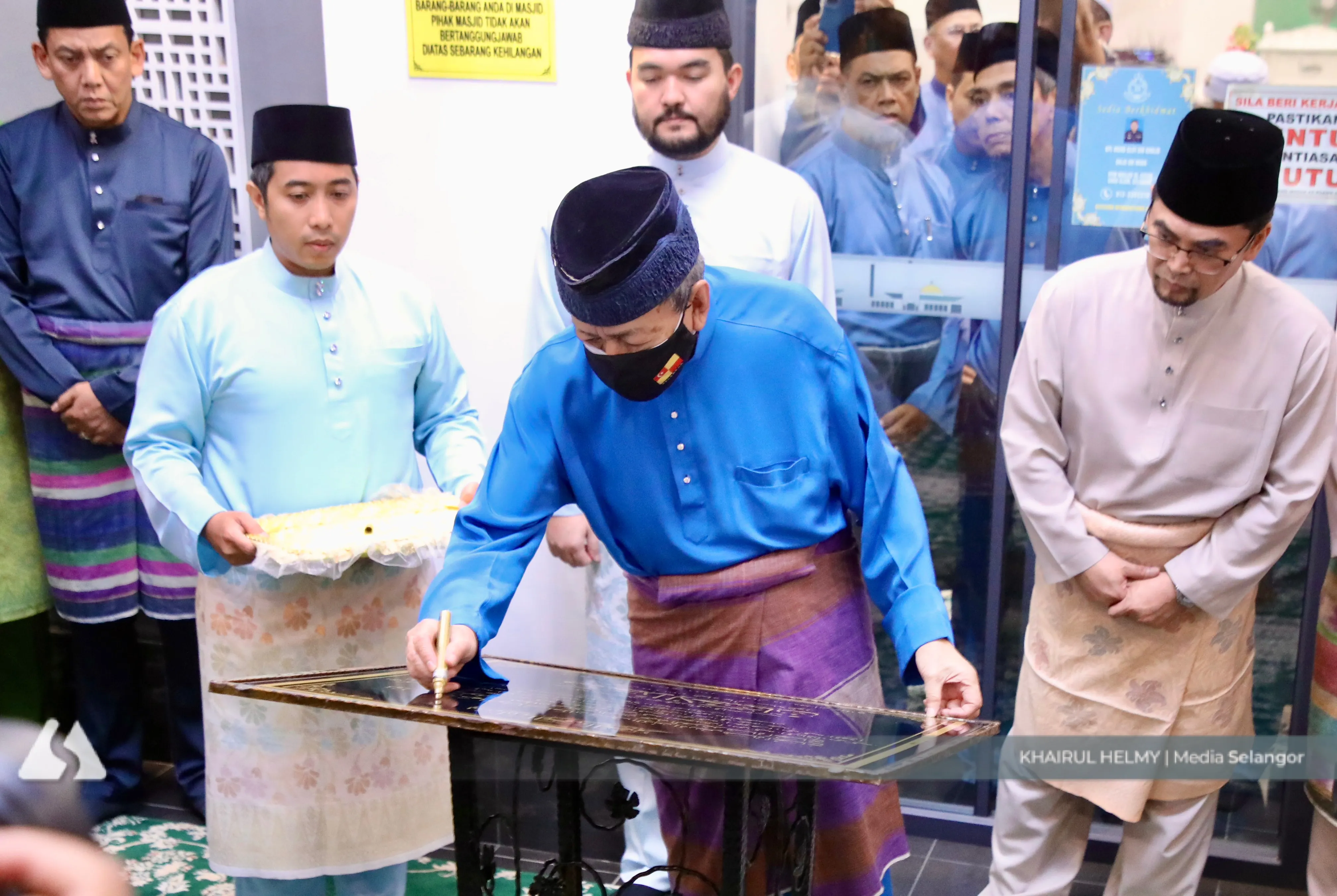 Sultan Sharafuddin officiates Masjid Al-Ehsan, receives over RM3.1m in business zakat