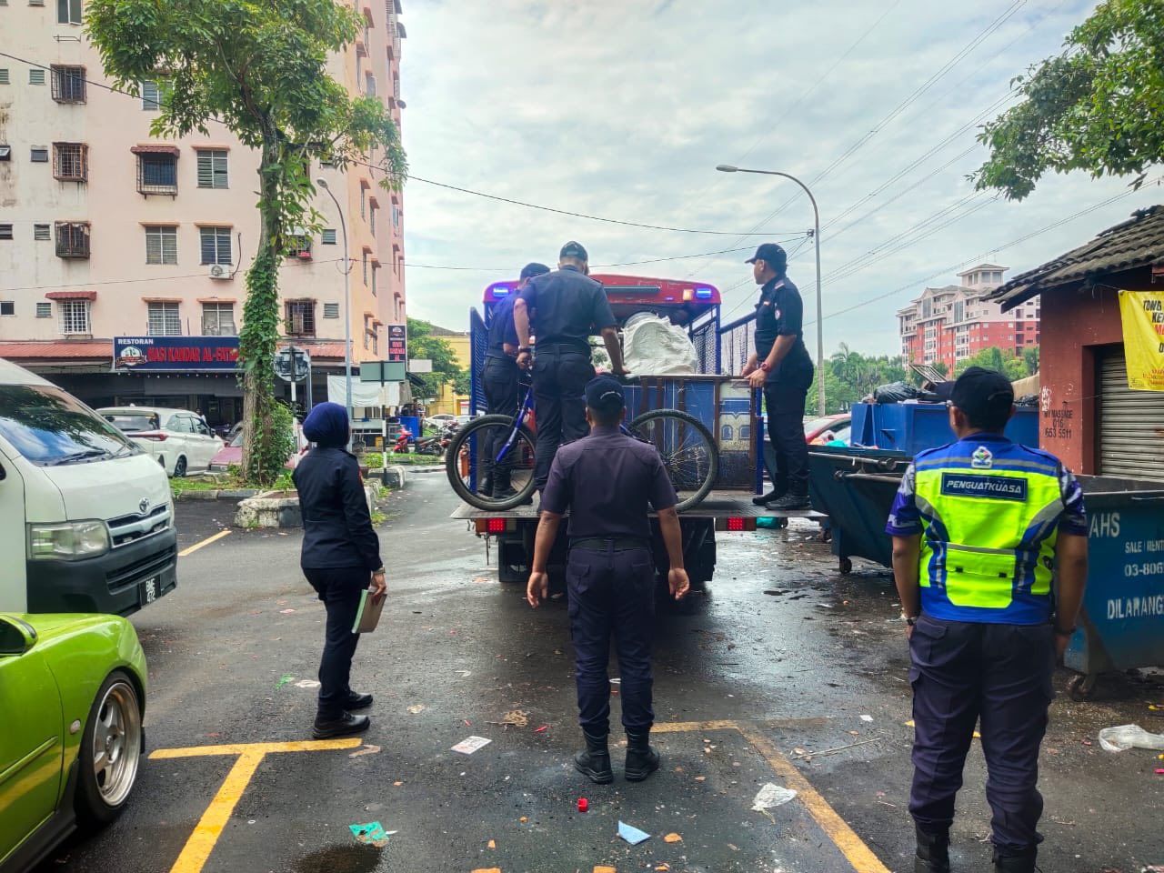 组屋垃圾房沦回收转运站  梳邦市会充公外籍者三轮车