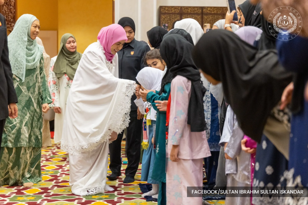 Queen graces iftar with orphans, asnaf