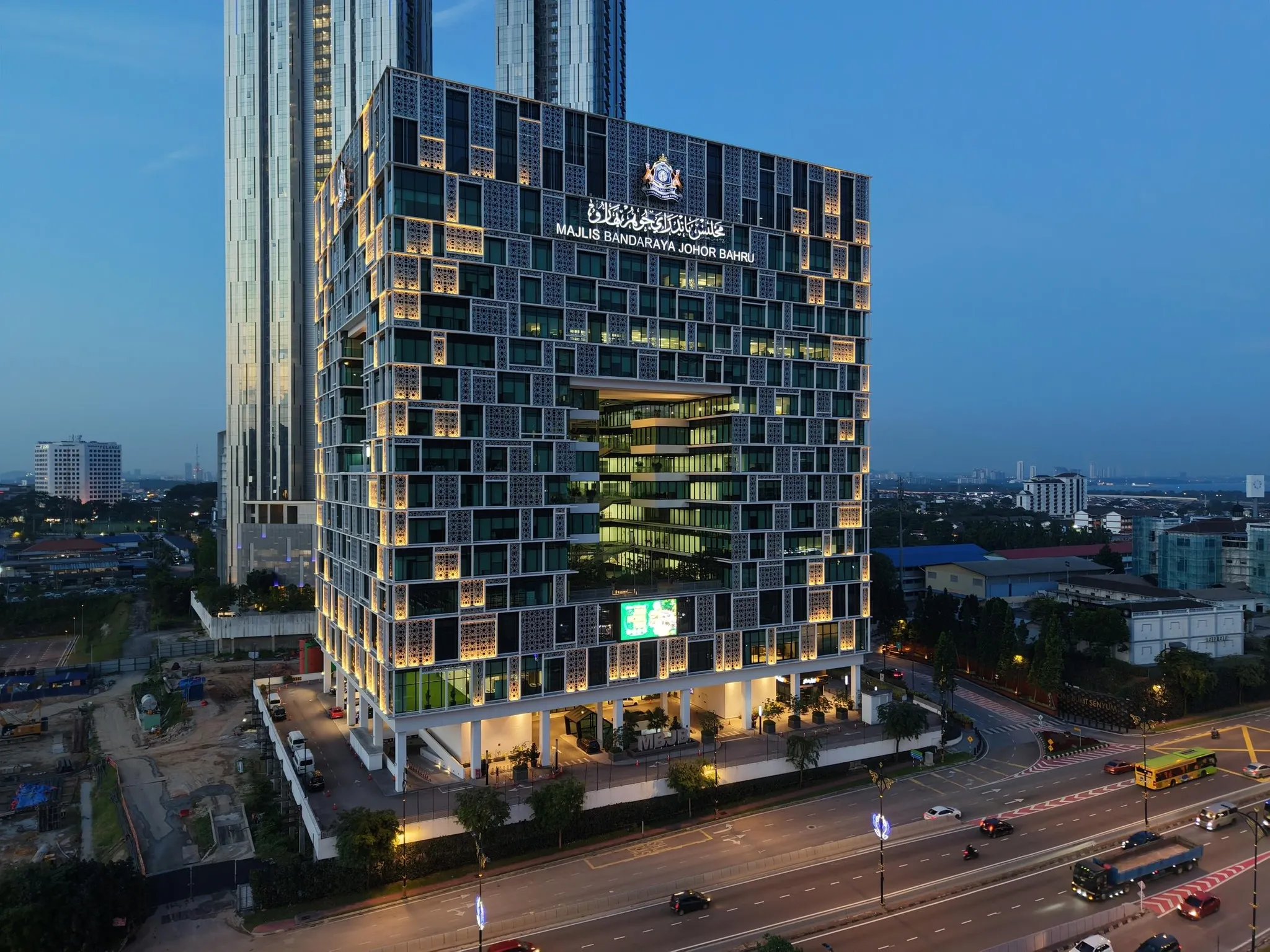 Sembilan tan sampah, barang lusuh dari rumah warga emas