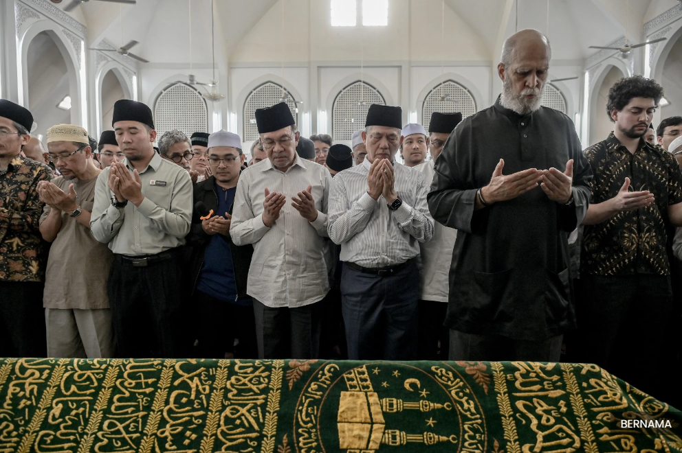 PM pays last respects, joins funeral prayers for Syed Muhammad Naquib Al-Attas