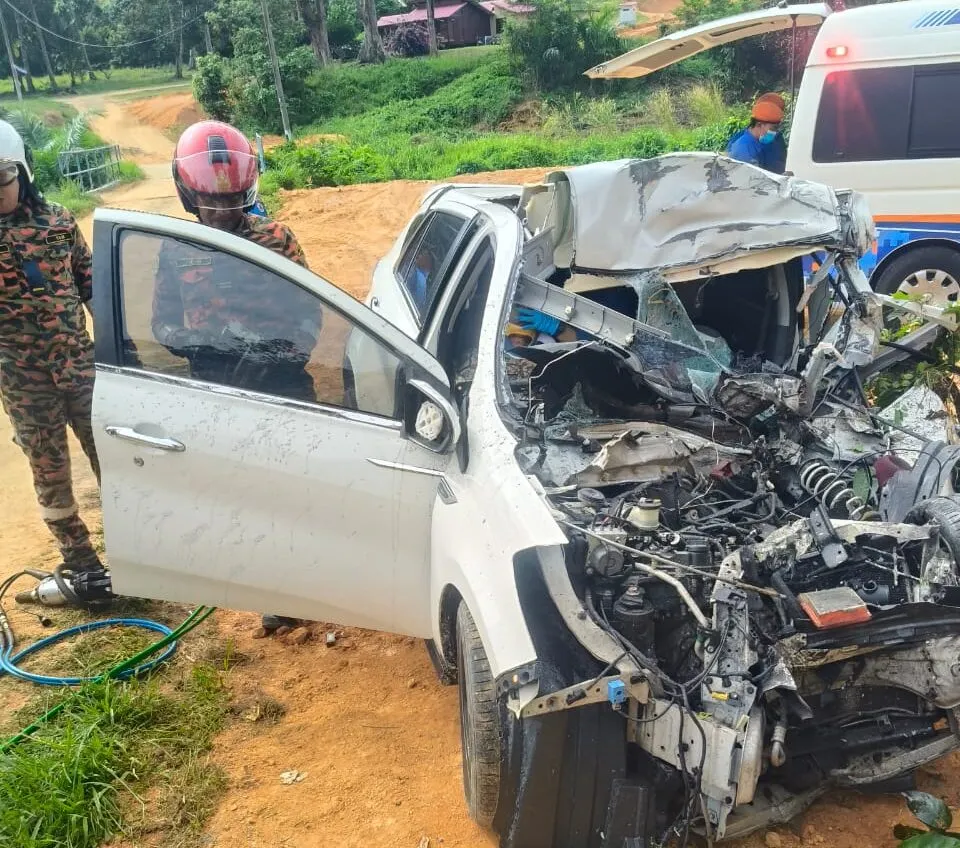 Anggota tentera maut kereta dipandu bertembung lori