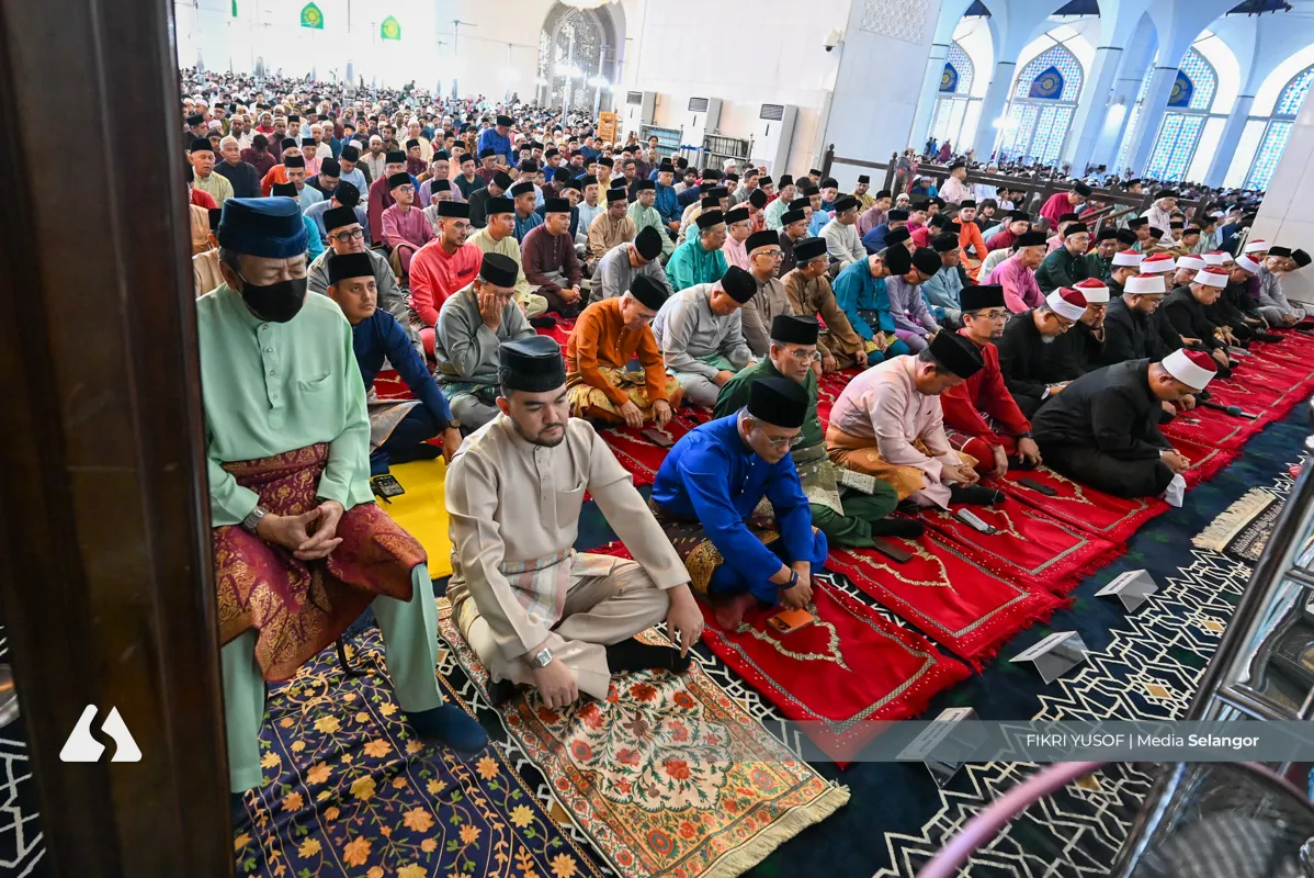 Sultan Selangor tunai solat sunat Aidilfitri bersama 15,000 jemaah