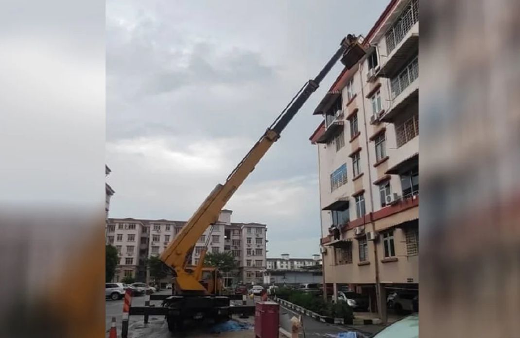 Two dead, one seriously injured after skylift fall during apartment maintenance