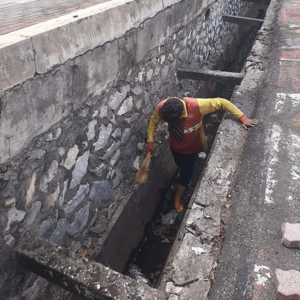 பண்டான் இண்டா பகுதியில் அடைபட்டிருந்த கால்வாயை KDEBWM சுத்தம் செய்தது