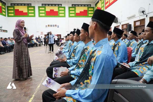 300 pembantu warden ditempatkan di sekolah berasrama untuk pertingkat keselamatan