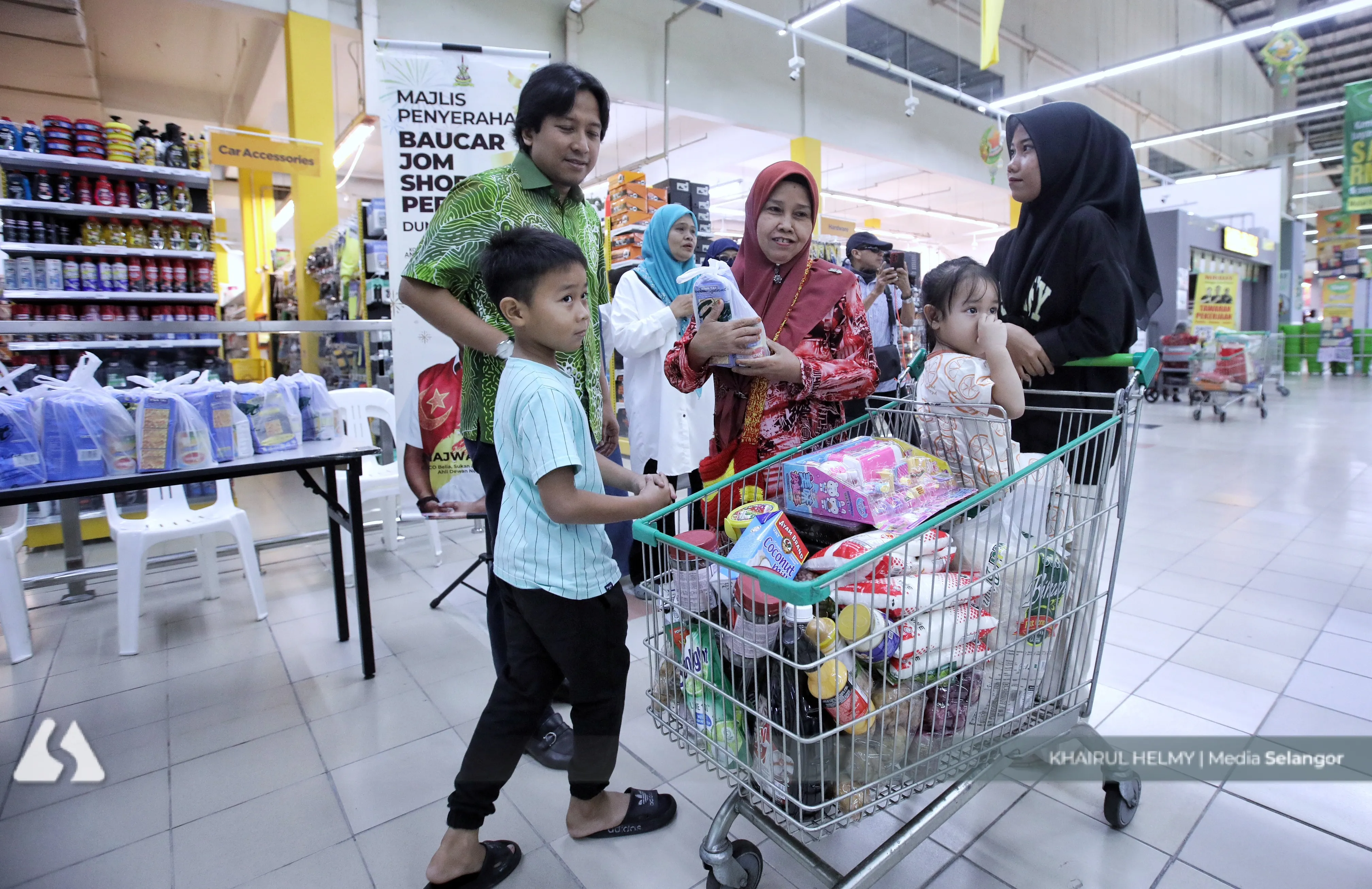 One thousand Kota Anggerik residents receive RM200 Aidilfitri vouchers