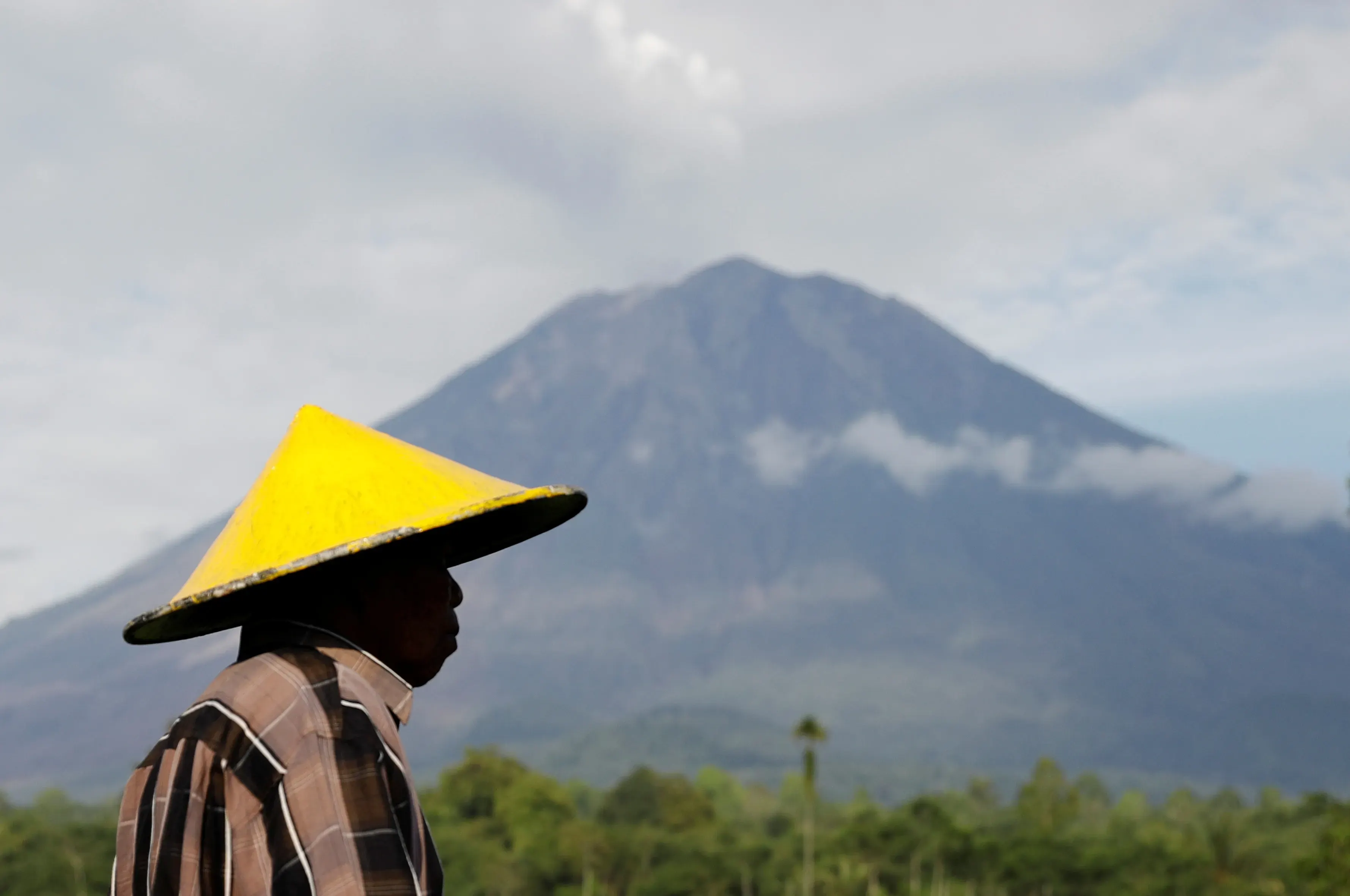 இந்தோனேசியாவில் ஒரே நாளில் ஏழு முறை வெடித்தது செமேரு மலை