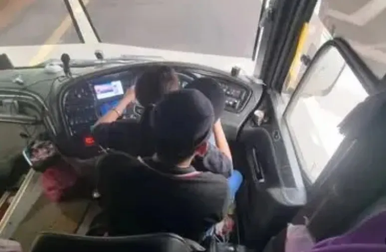 ஆபத்தான முறையில் வாகனத்தை ஓட்டிய முன்னாள் விரைவுப் பேருந்து ஓட்டுநருக்கும் அவரது காதலிக்கும் சிறைத்தண்டனை 