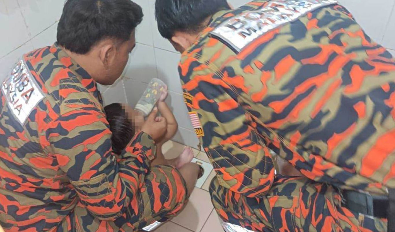 男童浴室洗澡脚卡排水管 消防人员上门解救