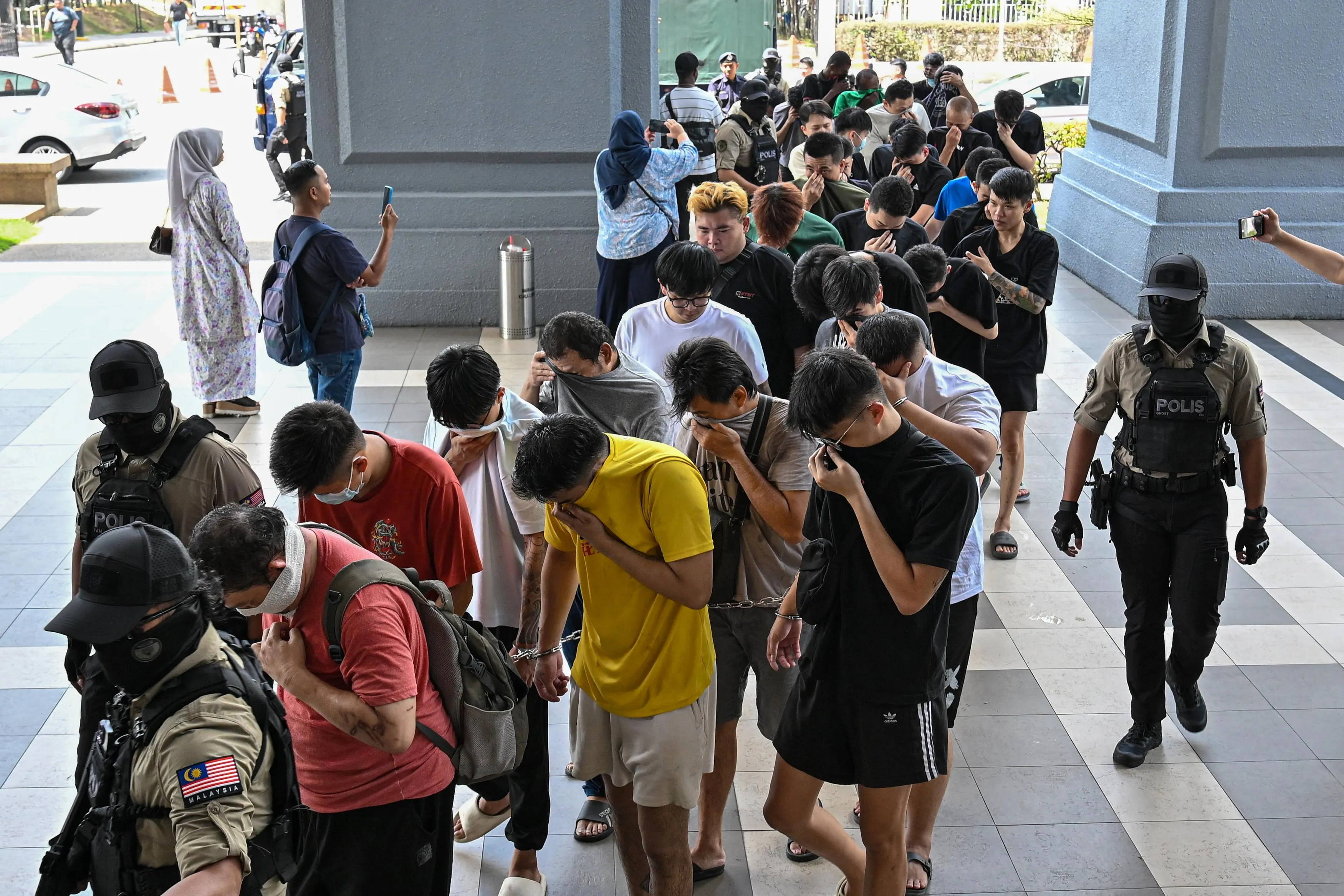 Rusuhan pusat hiburan: Mahkamah Tinggi batal hukuman denda, arah 33 lelaki dipenjara 10 bulan