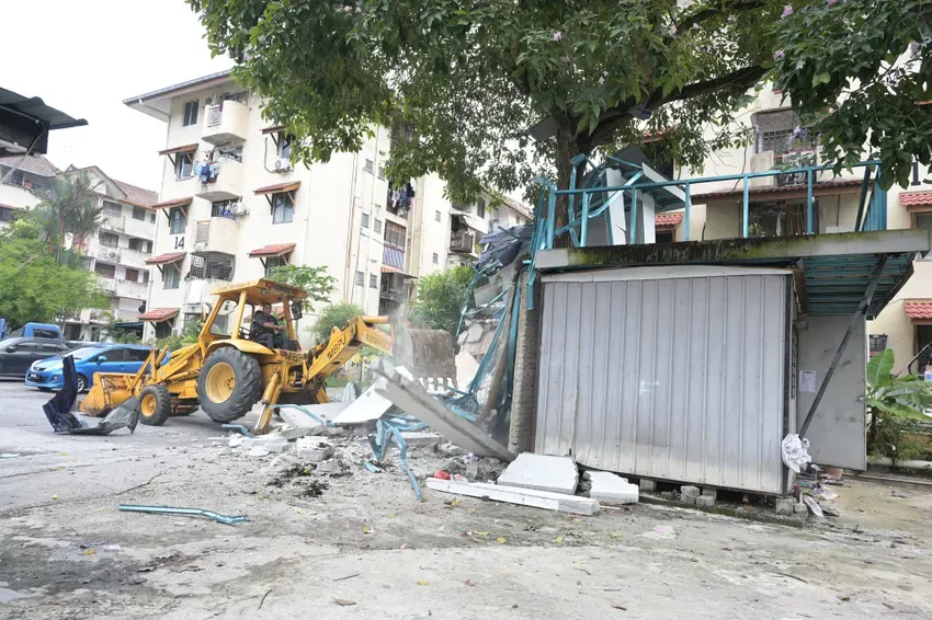 இரண்டடுக்கு கொள்கலன் கட்டுமானத்தை பெட்டாலிங் ஜெயா மாநகர சபை (MBPJ)  இடித்துத் தள்ளியது.