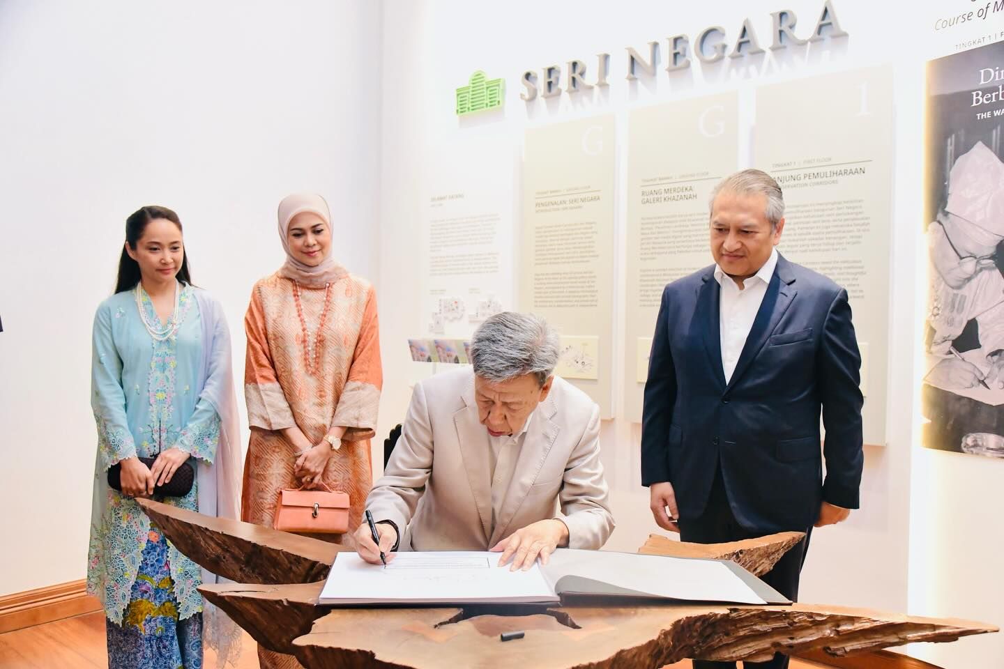 Sultan Selangor serah dokumen tandatangan Raja-Raja Melayu 1957