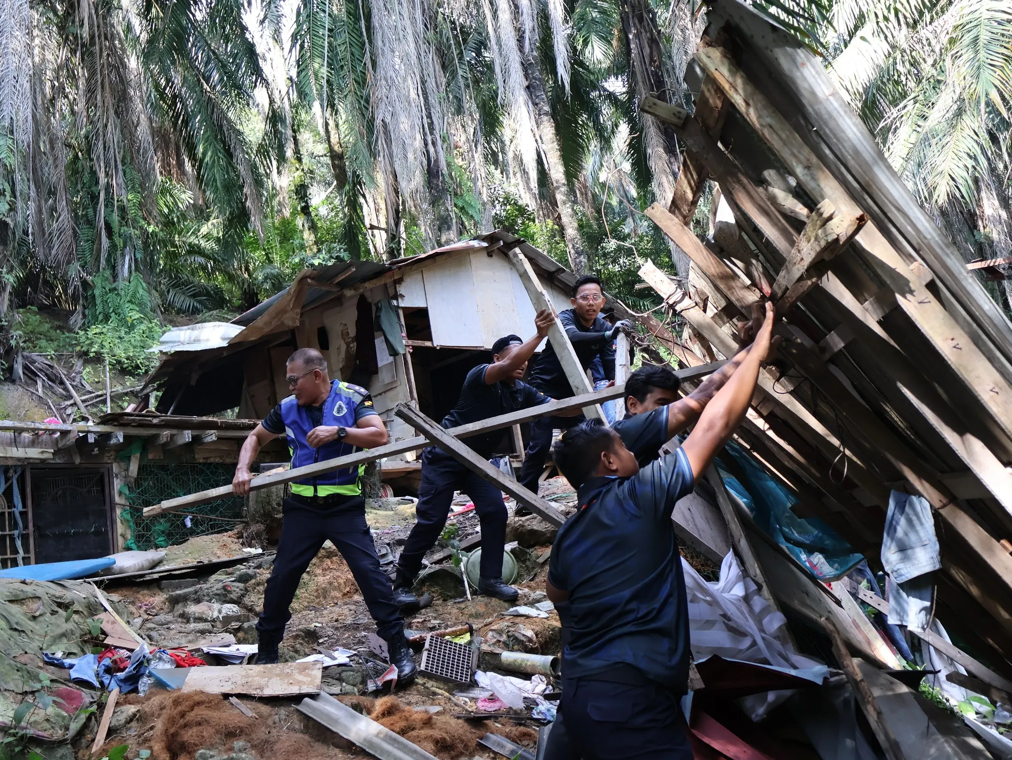 இந்தோனேசியர்களுக்குச் சொந்தமான 15 சட்டவிரோதக் குடியிருப்புகள் இடிக்கப்பட்டன