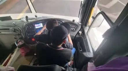 Memandu sambil wanita di riba, pemandu bas dipecat
