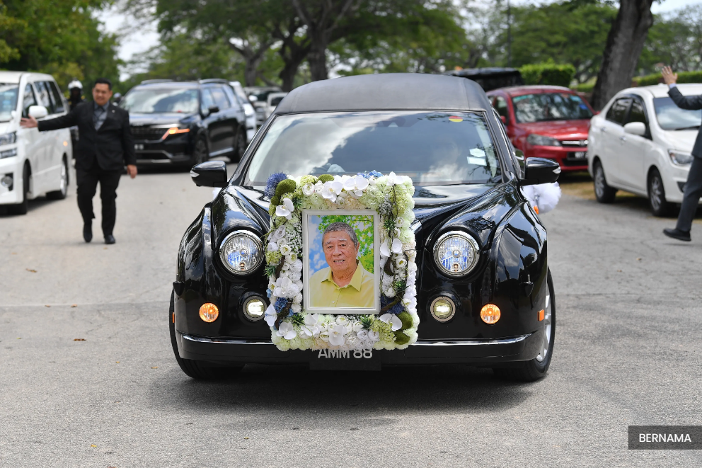 Tun Dr Ling given final rites at Xiao En Memorial Park