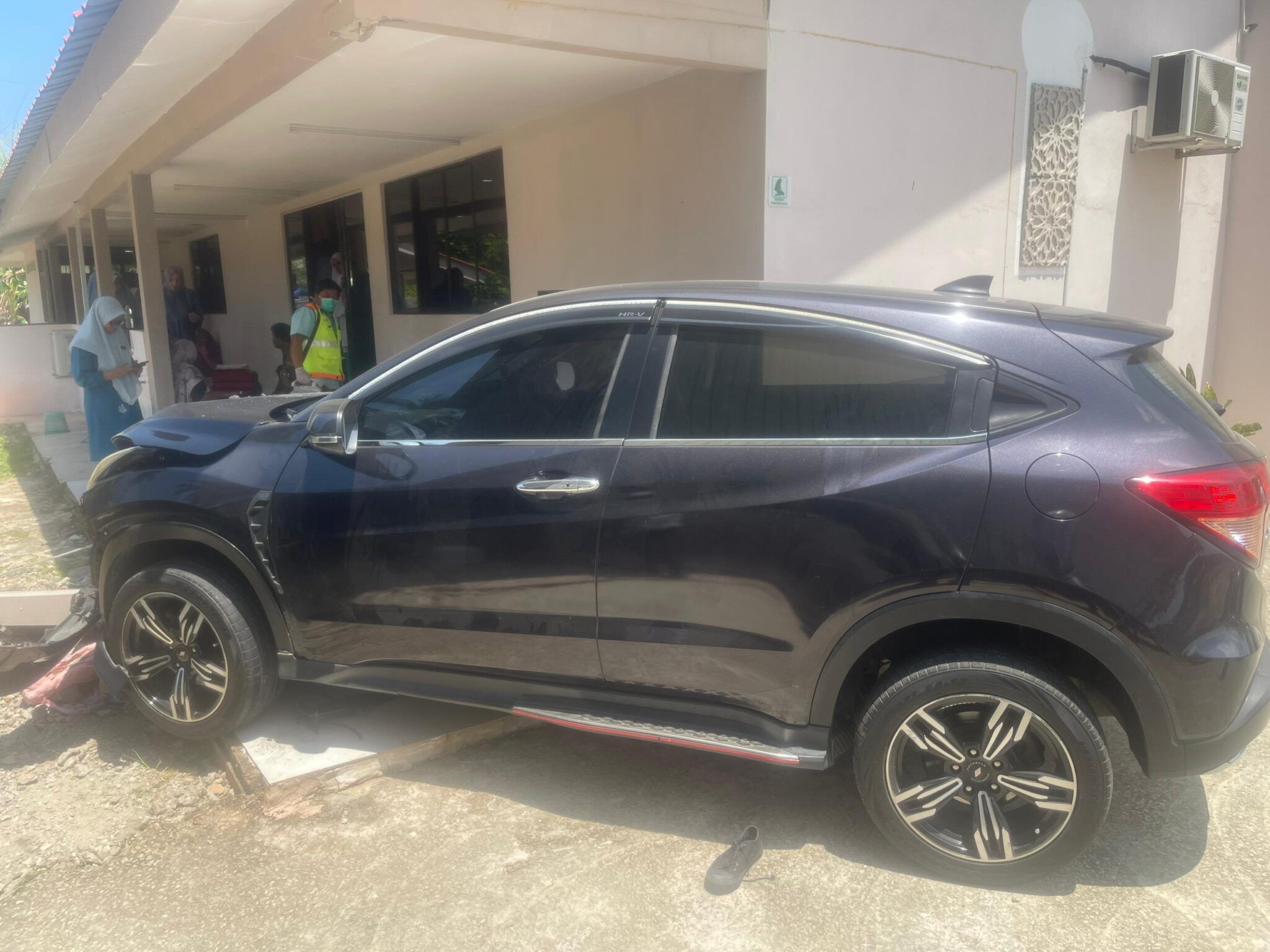 Guru wanita rempuh dua pelajar sekolah dibawa ke mahkamah untuk proses reman