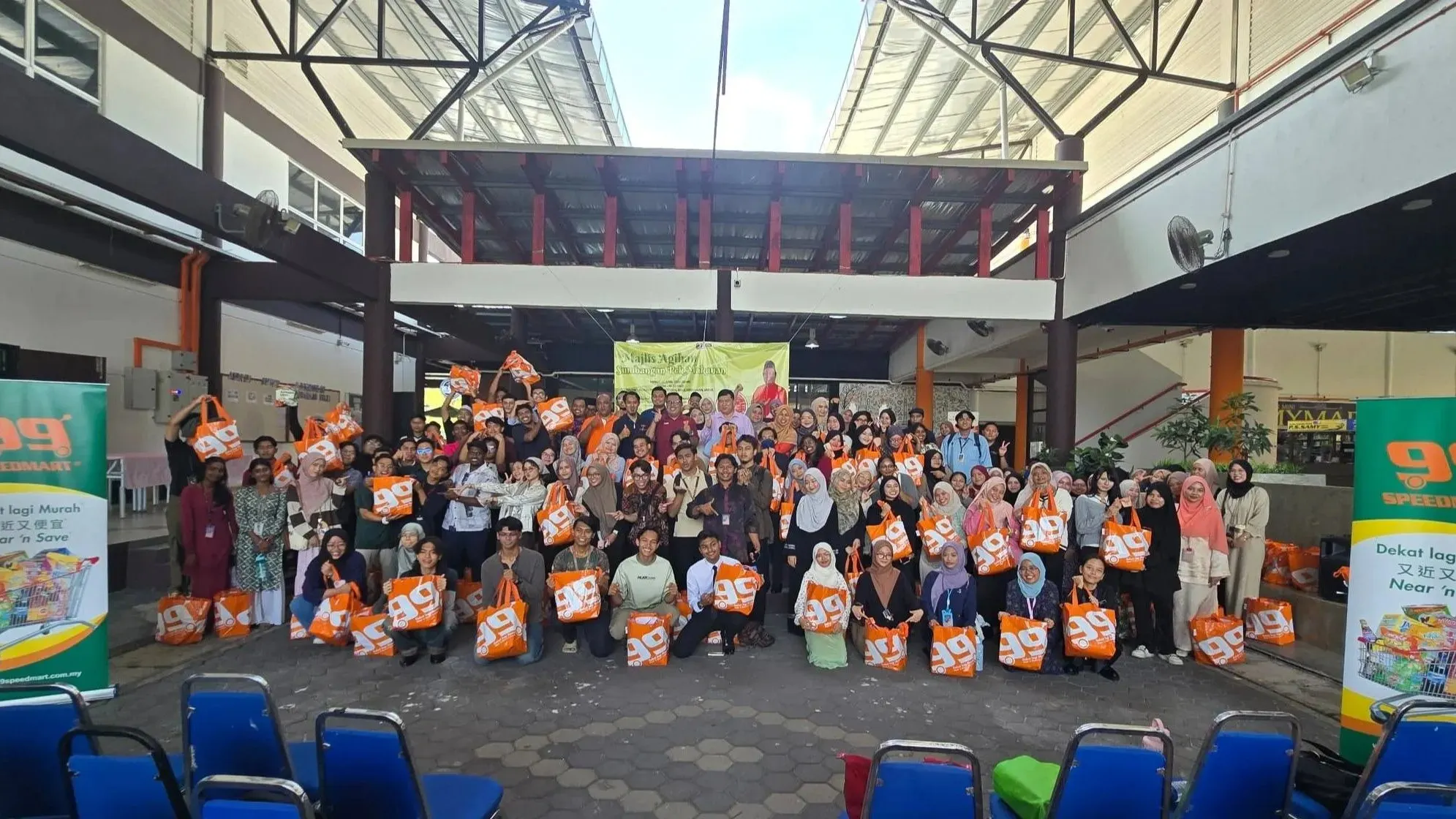 Pelajar UNISEL terima bantuan makanan daripada 99 Speed Mart