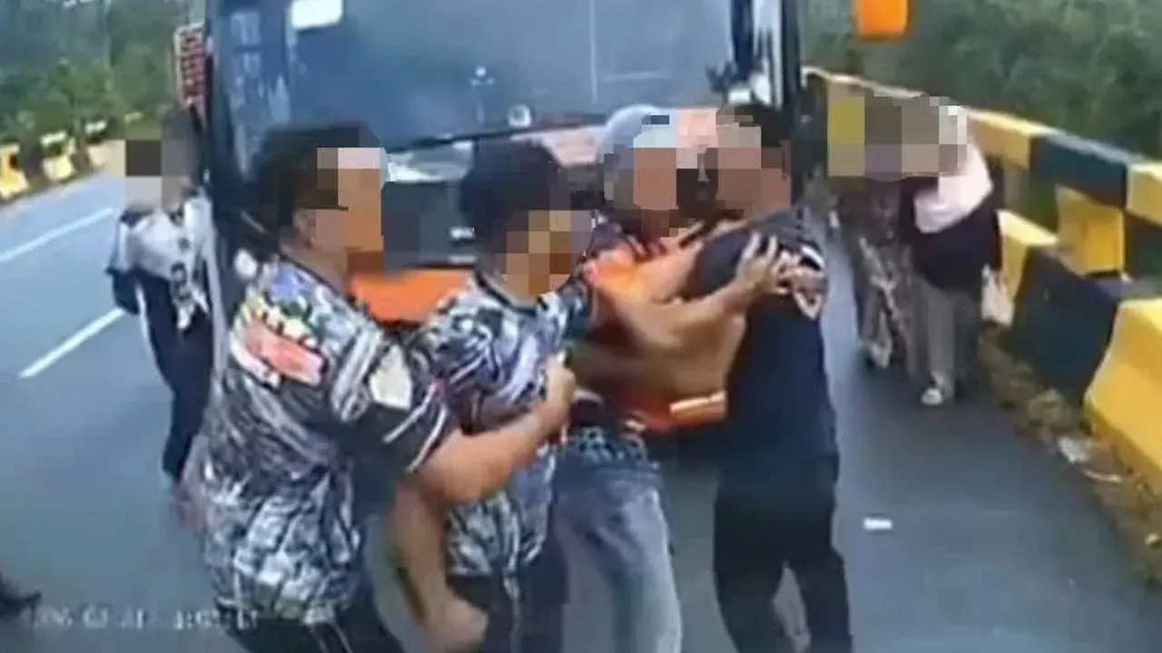 Polis siasat kes pemandu lori pukul pemandu bas di Jalan Raya Timur-Barat