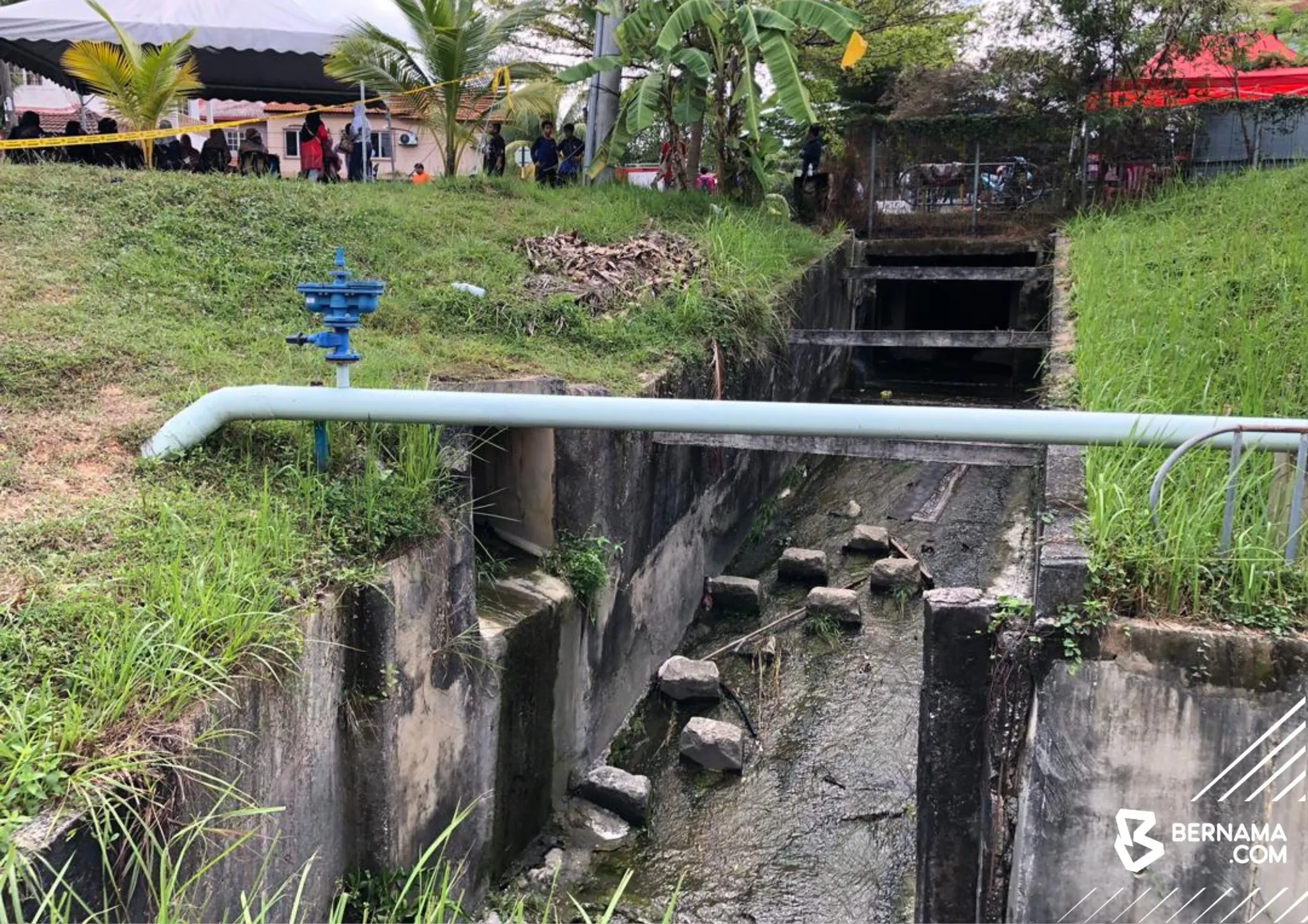 Bapa redah longkang 100 meter cari anak hanyut di Puncak Alam