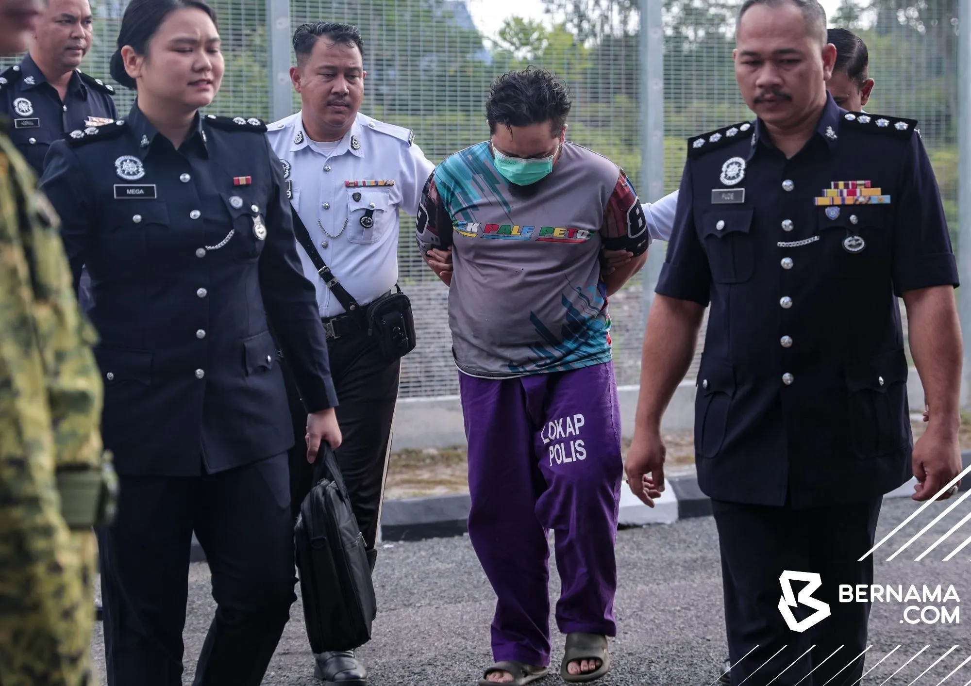 Treler rempuh van, pemandu didakwa bunuh tiga sekeluarga