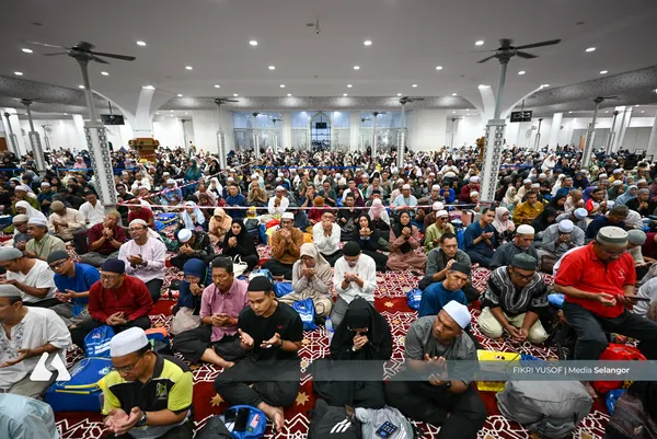 Simpanan duit raya sejak kecil, empat beradik tunai haji usia muda