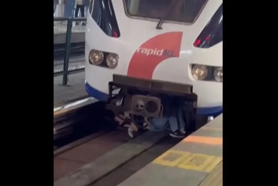 Penumpang jatuh atas landasan LRT di Stesen Abdullah Hukum