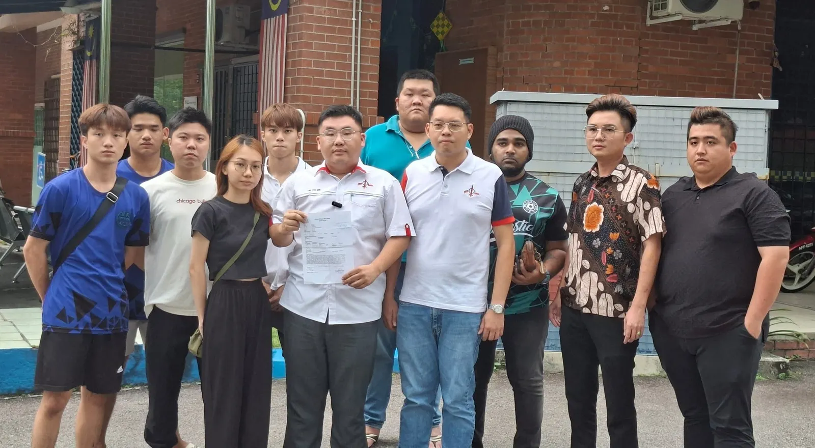 雪伊青赴王诗棋服务中心抗议  社青团报警促调查是否扰乱秩序