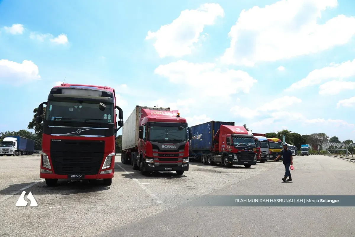 டீசல் விலை உயர்வு: கிள்ளான் பகுதியில் லாரி போக்குவரத்து விநியோக முறையில் மாற்றம் 