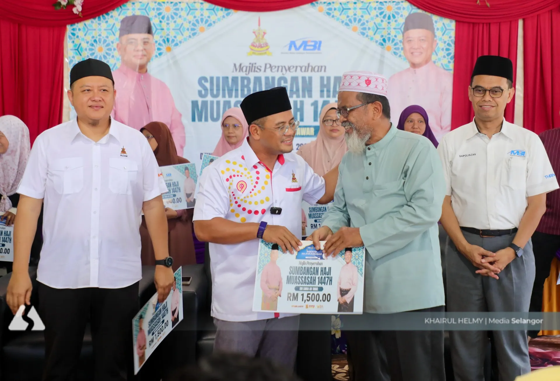 25 jemaah haji DUN Sungai Air Tawar terima RM1,500, ringankan persiapan ke Tanah Suci