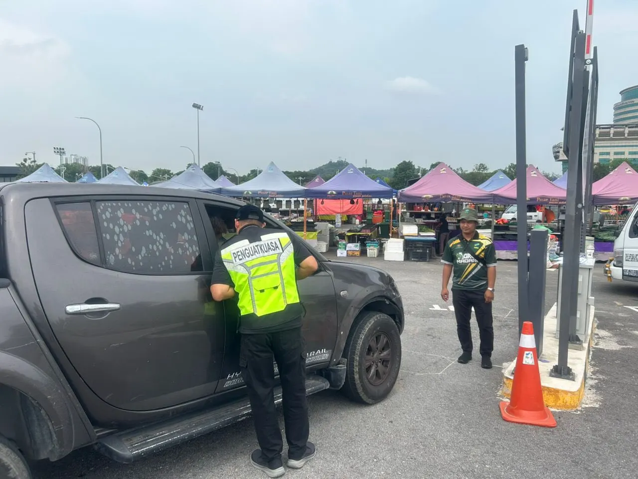 巡视雪隆布农贸市场  FAMA确保商贩守规付租金