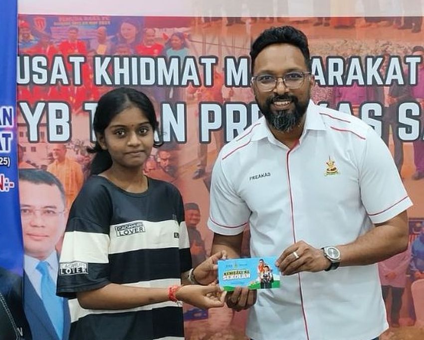 கோத்தா கெமுனிங் தொகுதியில் 296 மாணவர்களுக்குப் பள்ளி உபகரணங்கள் வழங்கப்பட்டன 