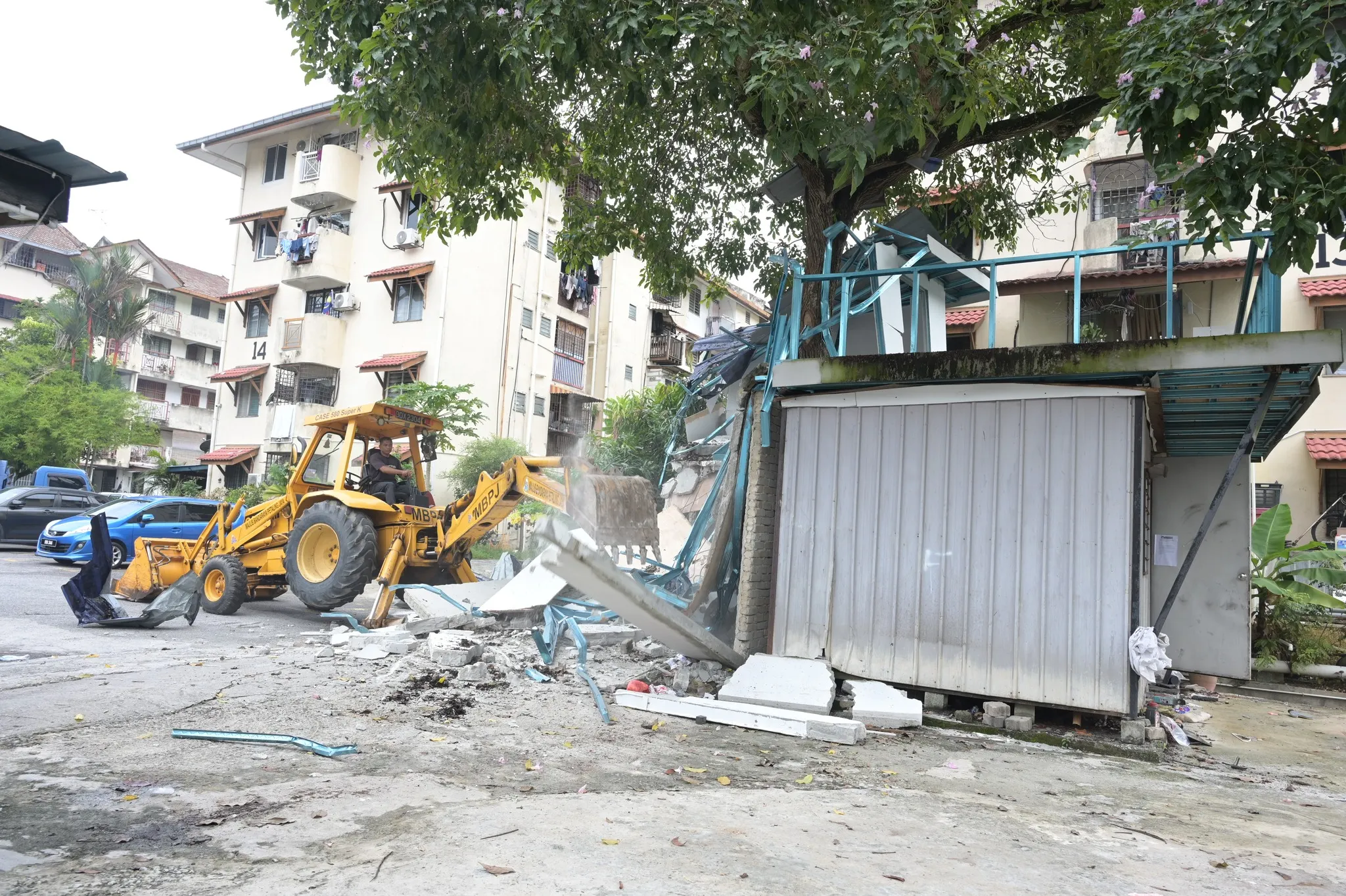 MBPJ roboh binaan haram dua tingkat di Kota Damansara