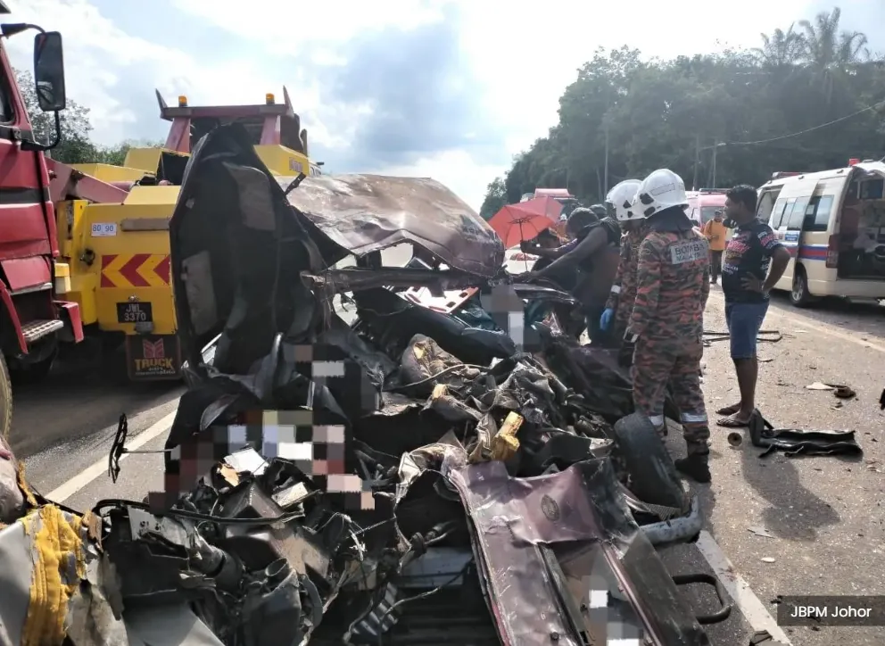 拖车司机疑吸毒撞货车 冲向对面撞罗里致3死2伤