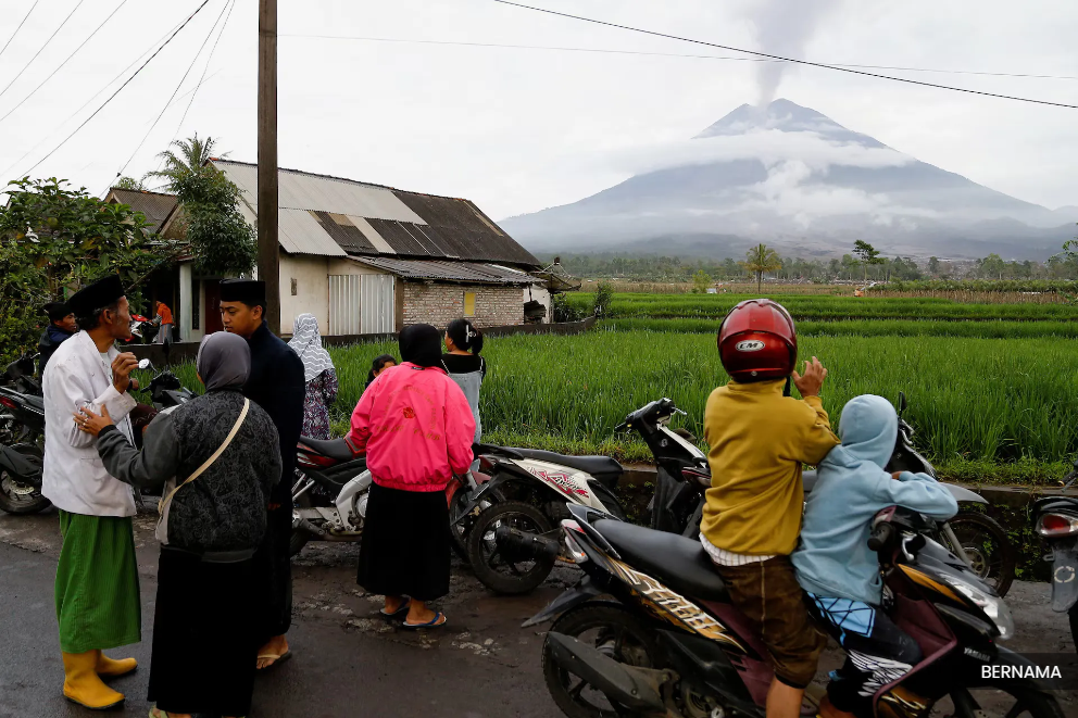 Mount Semeru erupts four times, ash columns reach 1,200m
