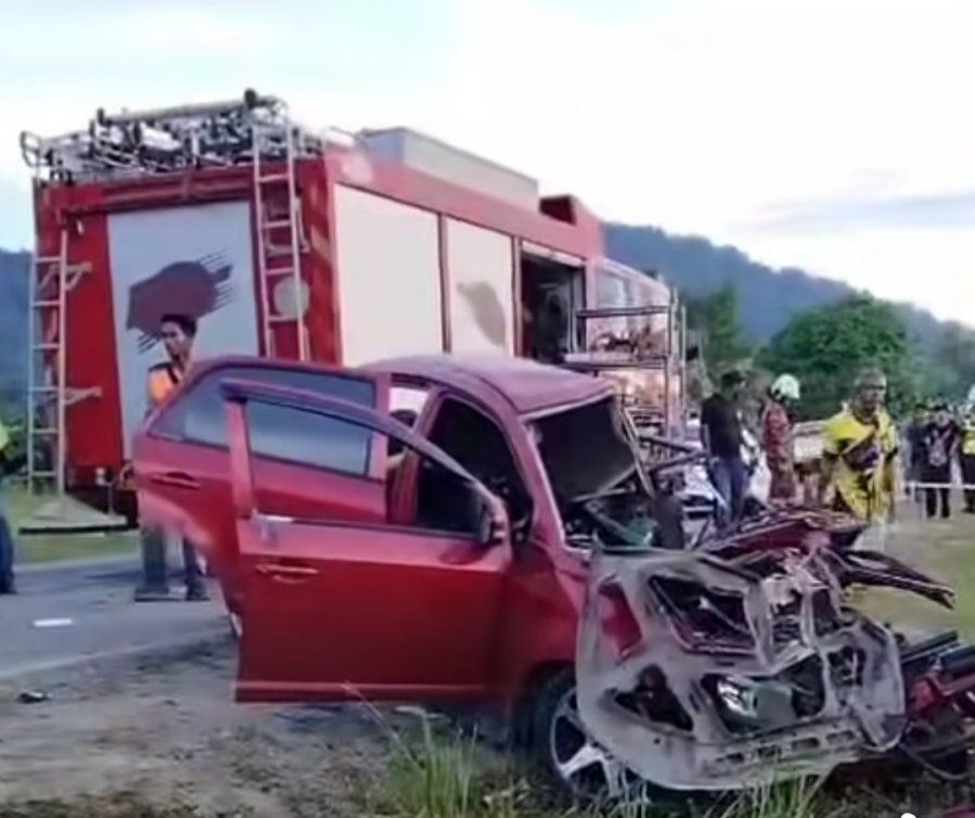 轿车失控引发连环撞 2女丧命5伤