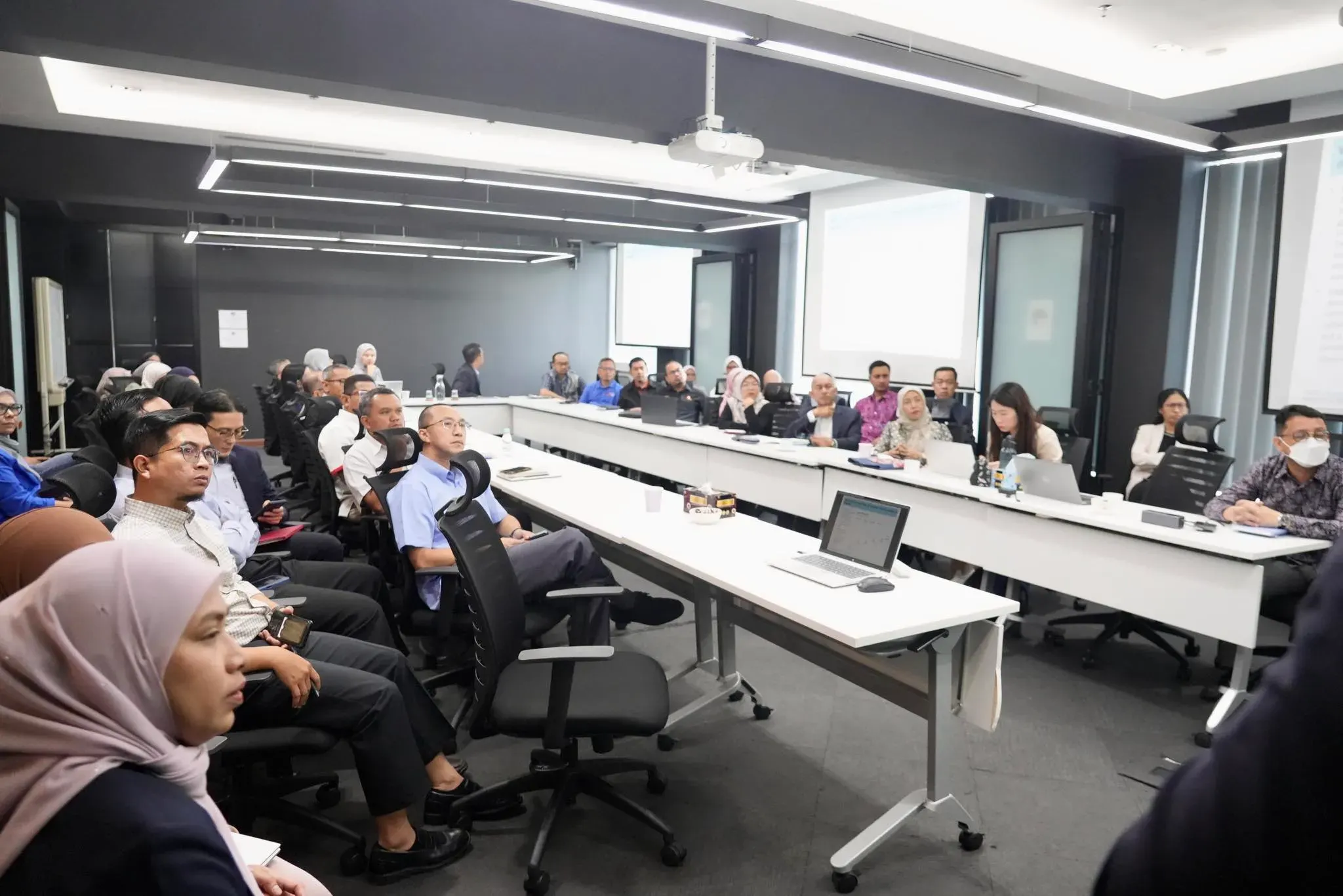 பொருளாதார சவால்களை எதிர்கொள்ள சிலாங்கூர் எம்பிஐ தயார்நிலை: வியூகம் வகுக்க ஆலோசனை