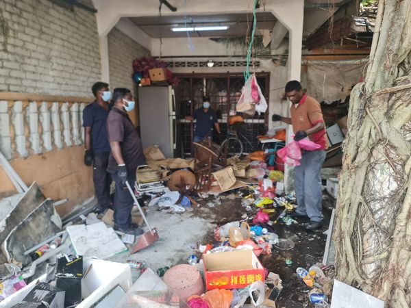 குடியிருப்பு வளாகத்தில் குவிக்கப்பட்ட 20 டன் மறுசுழற்சி கழிவுகள்: எம்பிடிகே நடவடிக்கை