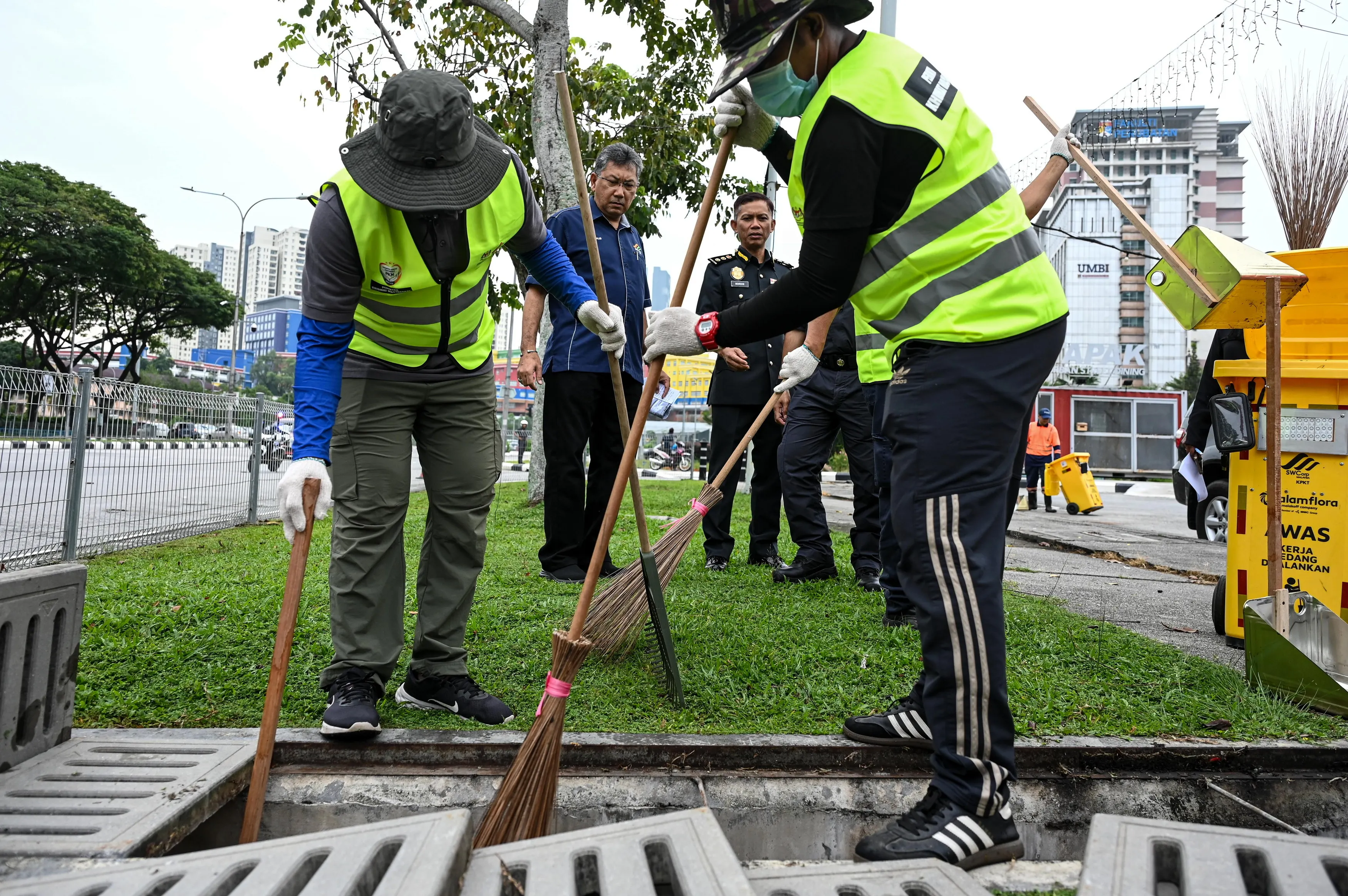 别再随意乱扔垃圾! 再有9人被罚在首都执行扫街