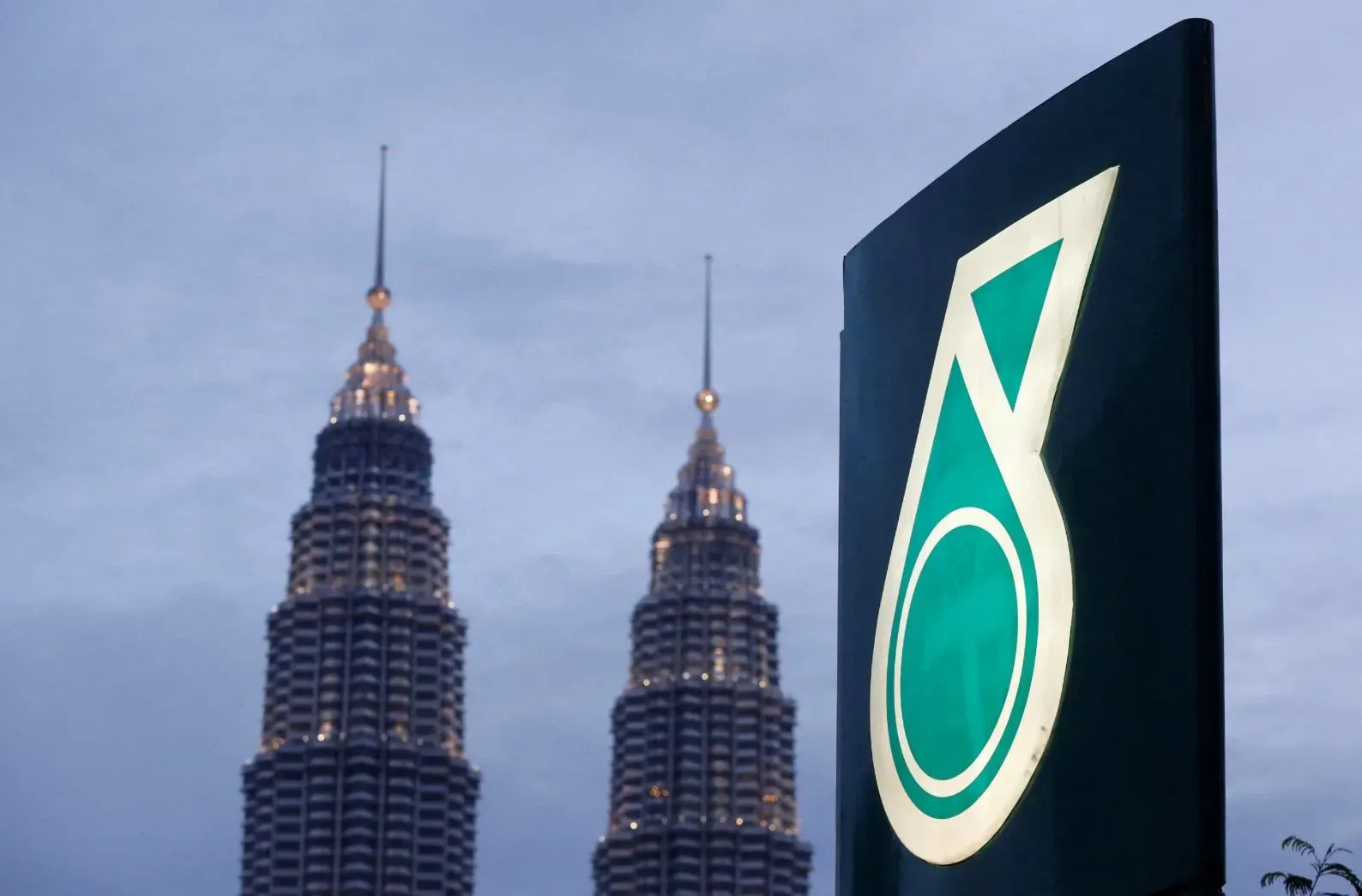 Petronas boleh runding dengan Rusia untuk dapat bekalan minyak - Anwar