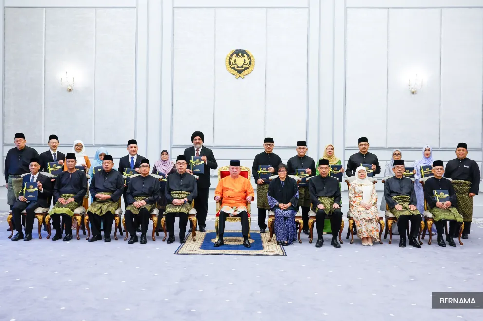 King presents instruments of appointment to judges