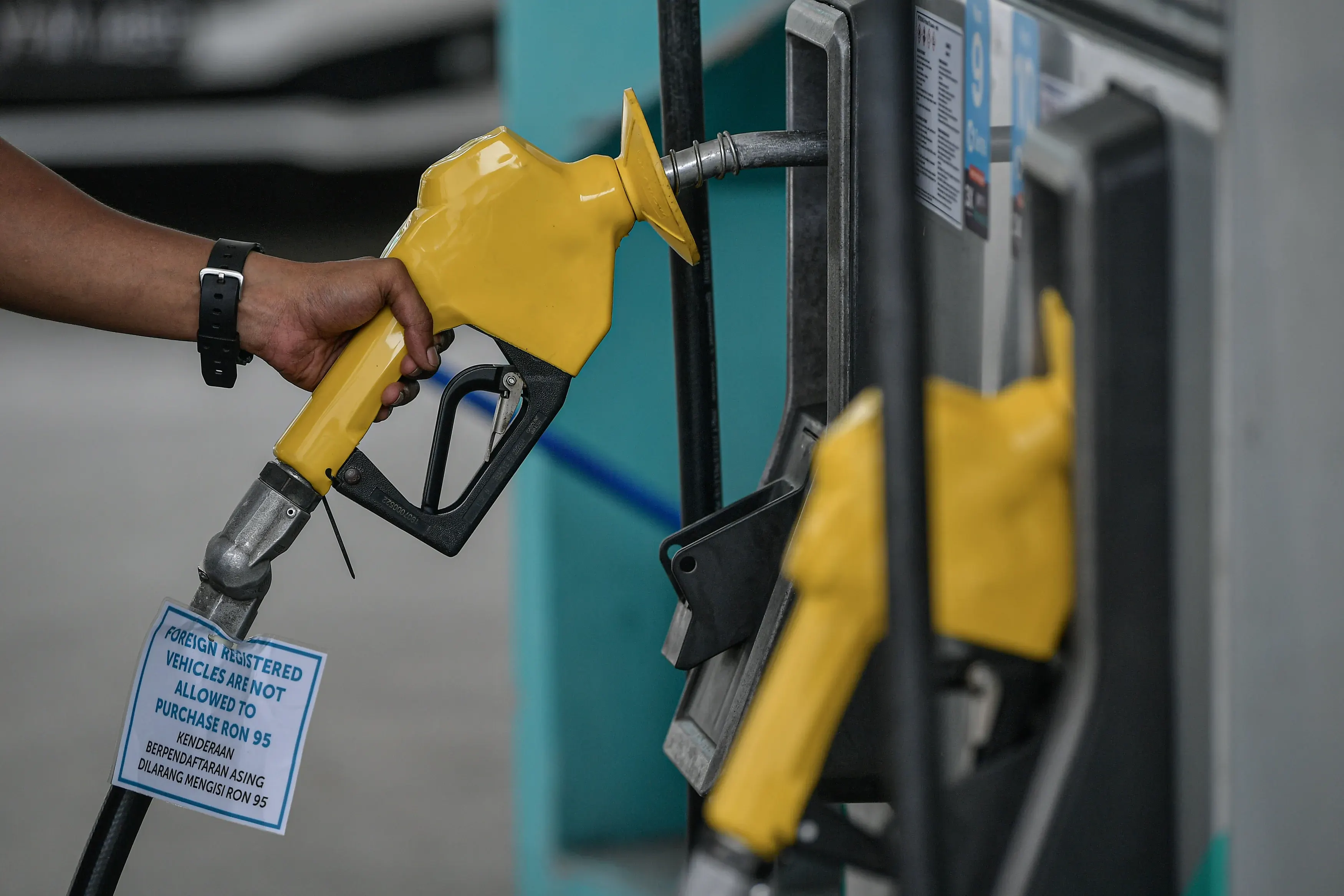 Lelaki ditahan guna empat MyKad beli lebih 100 liter RON95